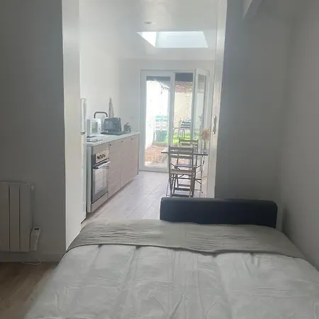 Acacia Terrasse*proche Centre-ville Et Chu Apartmán